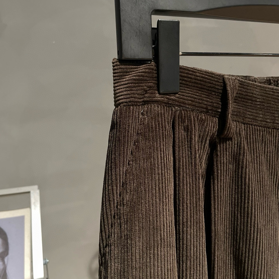 
MARNI🌟早秋新款复古工装裤🆕采用优质面料，具有质感，超级时尚洋气！码数：S-XL男女同款 （模特1