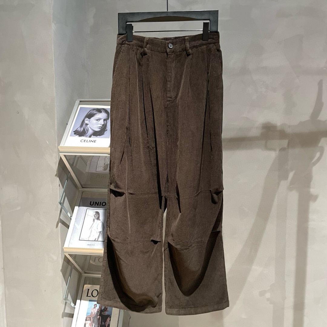 
MARNI🌟早秋新款复古工装裤🆕采用优质面料，具有质感，超级时尚洋气！码数：S-XL男女同款 （模特1