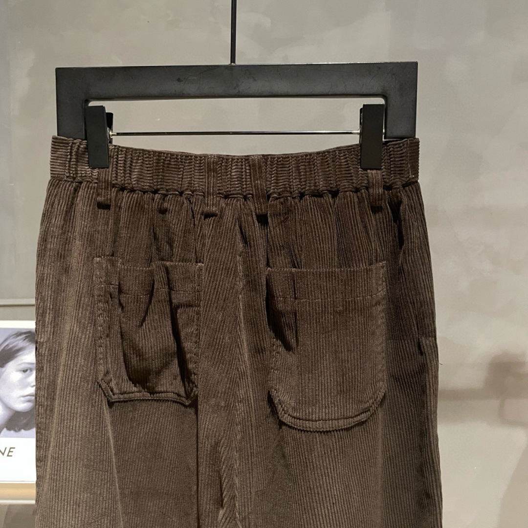 
MARNI🌟早秋新款复古工装裤🆕采用优质面料，具有质感，超级时尚洋气！码数：S-XL男女同款 （模特1