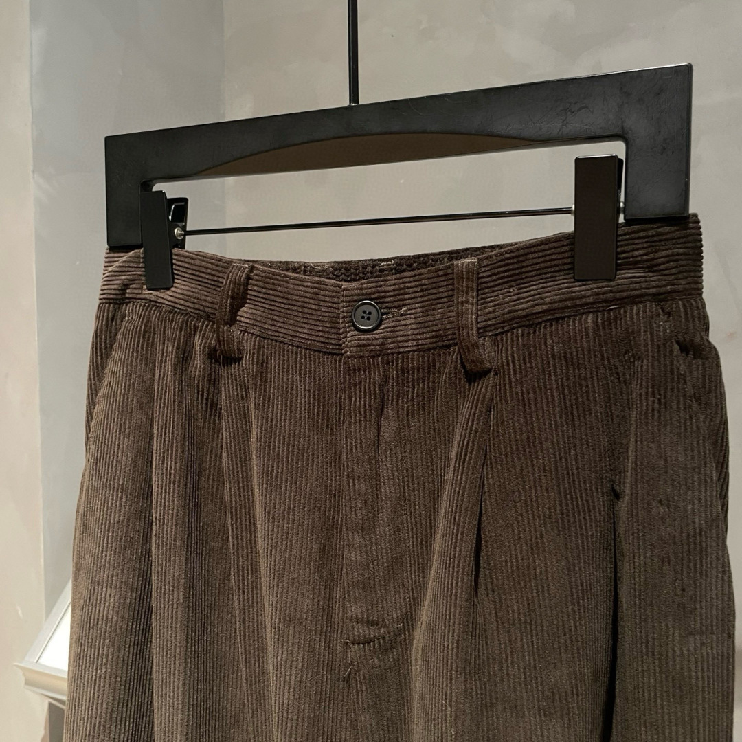 
MARNI🌟早秋新款复古工装裤🆕采用优质面料，具有质感，超级时尚洋气！码数：S-XL男女同款 （模特1