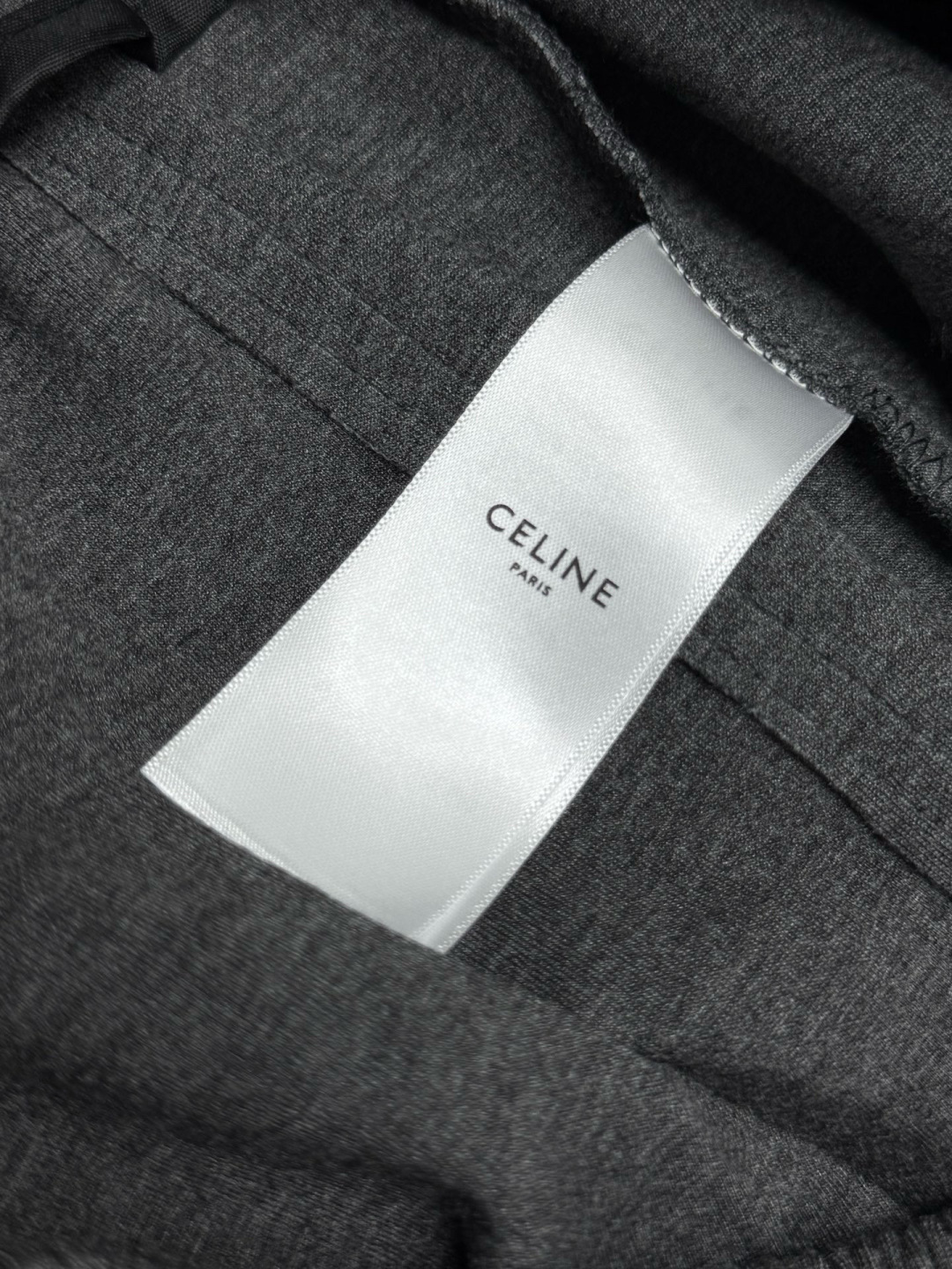 
赛琳🔥新款长裤！采用空气层面料，高弹亲肤舒适细腻，久穿不变形不起皱，耐穿性能强。腰部松紧带抽绳设计，车