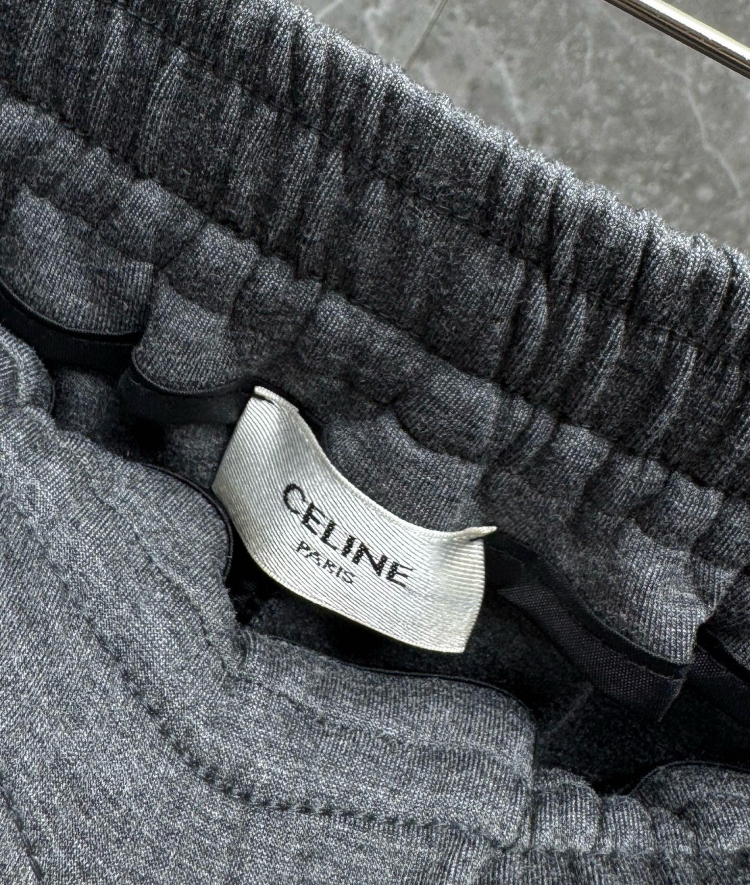 
赛琳🔥新款长裤！采用空气层面料，高弹亲肤舒适细腻，久穿不变形不起皱，耐穿性能强。腰部松紧带抽绳设计，车