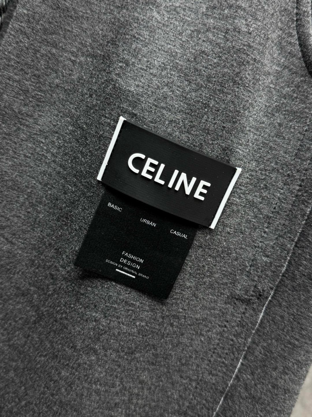 
赛琳🔥新款长裤！采用空气层面料，高弹亲肤舒适细腻，久穿不变形不起皱，耐穿性能强。腰部松紧带抽绳设计，车