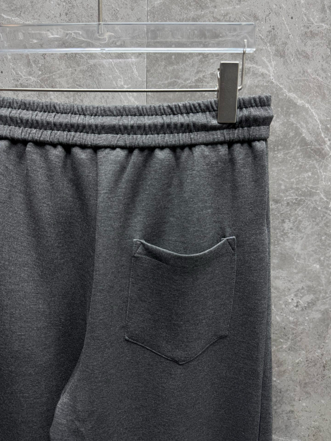 
赛琳🔥新款长裤！采用空气层面料，高弹亲肤舒适细腻，久穿不变形不起皱，耐穿性能强。腰部松紧带抽绳设计，车