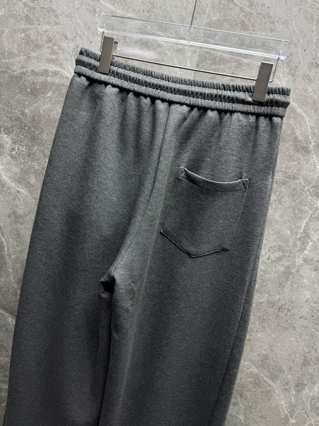 
赛琳🔥新款长裤！采用空气层面料，高弹亲肤舒适细腻，久穿不变形不起皱，耐穿性能强。腰部松紧带抽绳设计，车