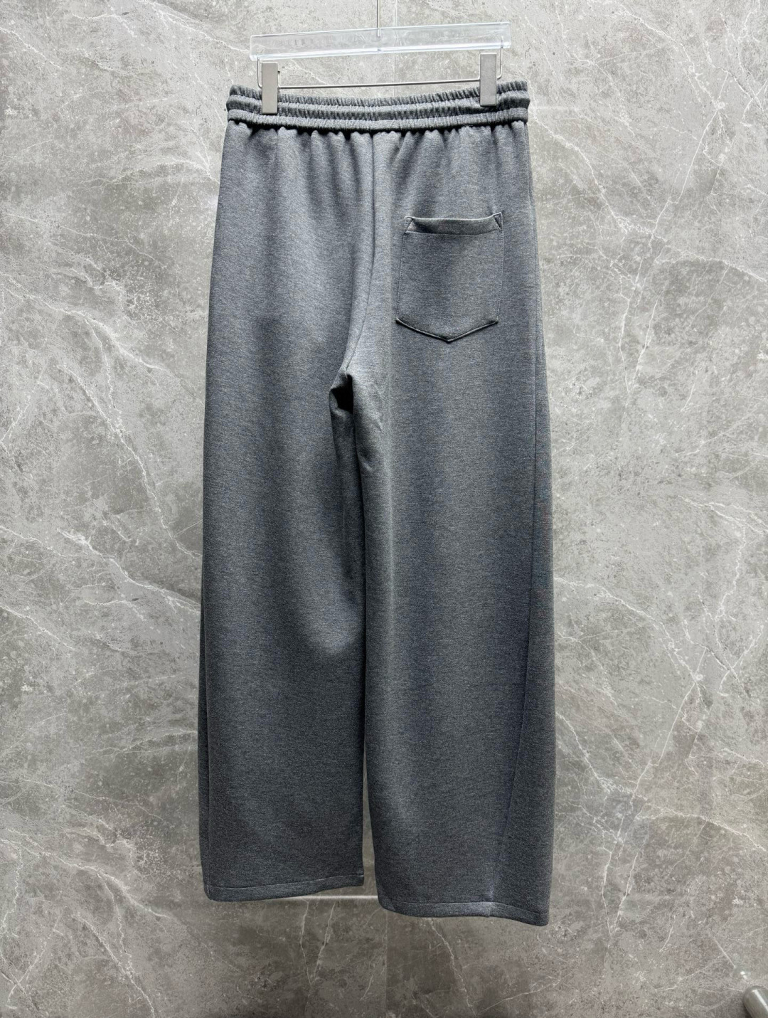 
赛琳🔥新款长裤！采用空气层面料，高弹亲肤舒适细腻，久穿不变形不起皱，耐穿性能强。腰部松紧带抽绳设计，车