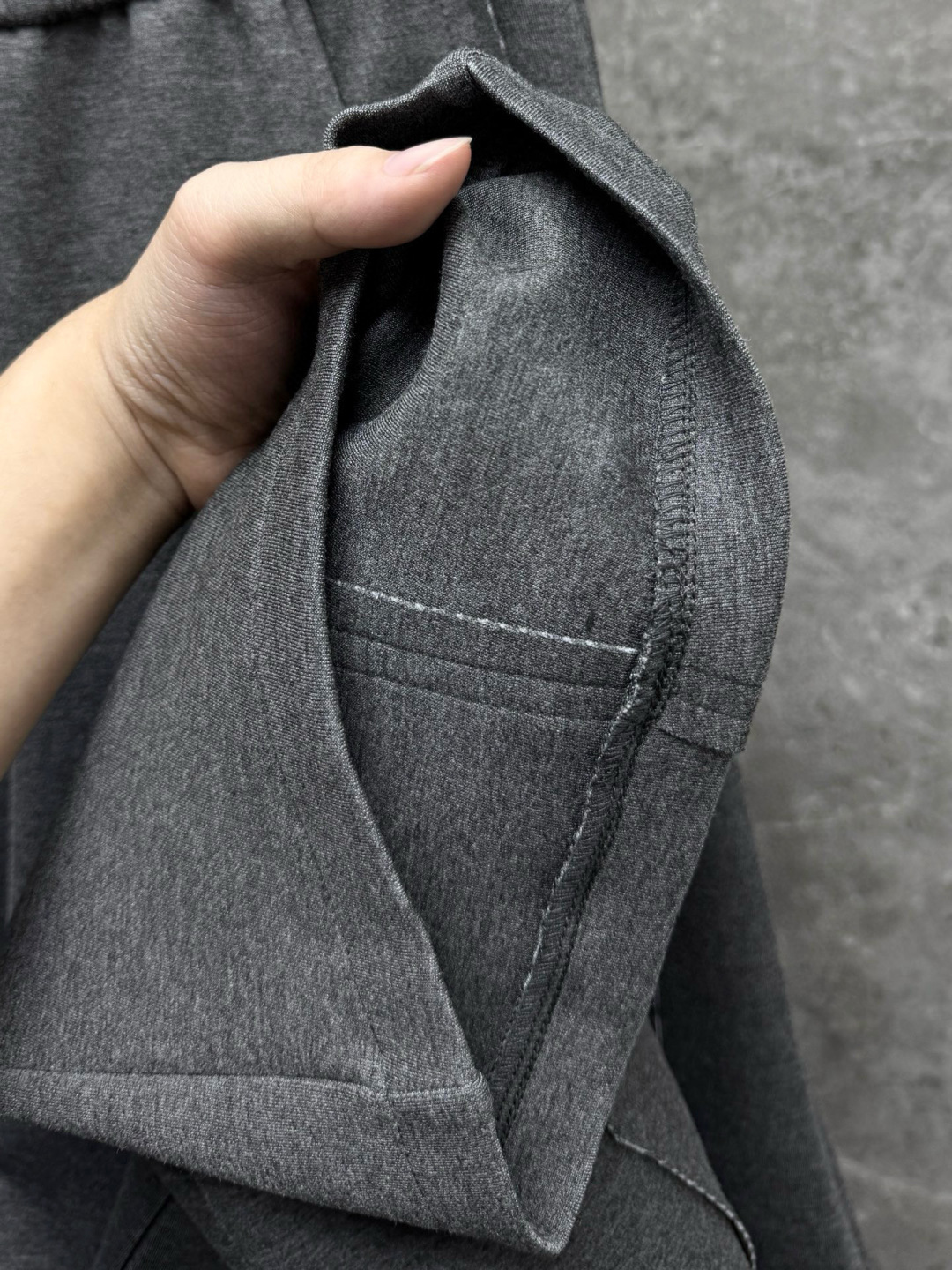 
赛琳🔥新款长裤！采用空气层面料，高弹亲肤舒适细腻，久穿不变形不起皱，耐穿性能强。腰部松紧带抽绳设计，车