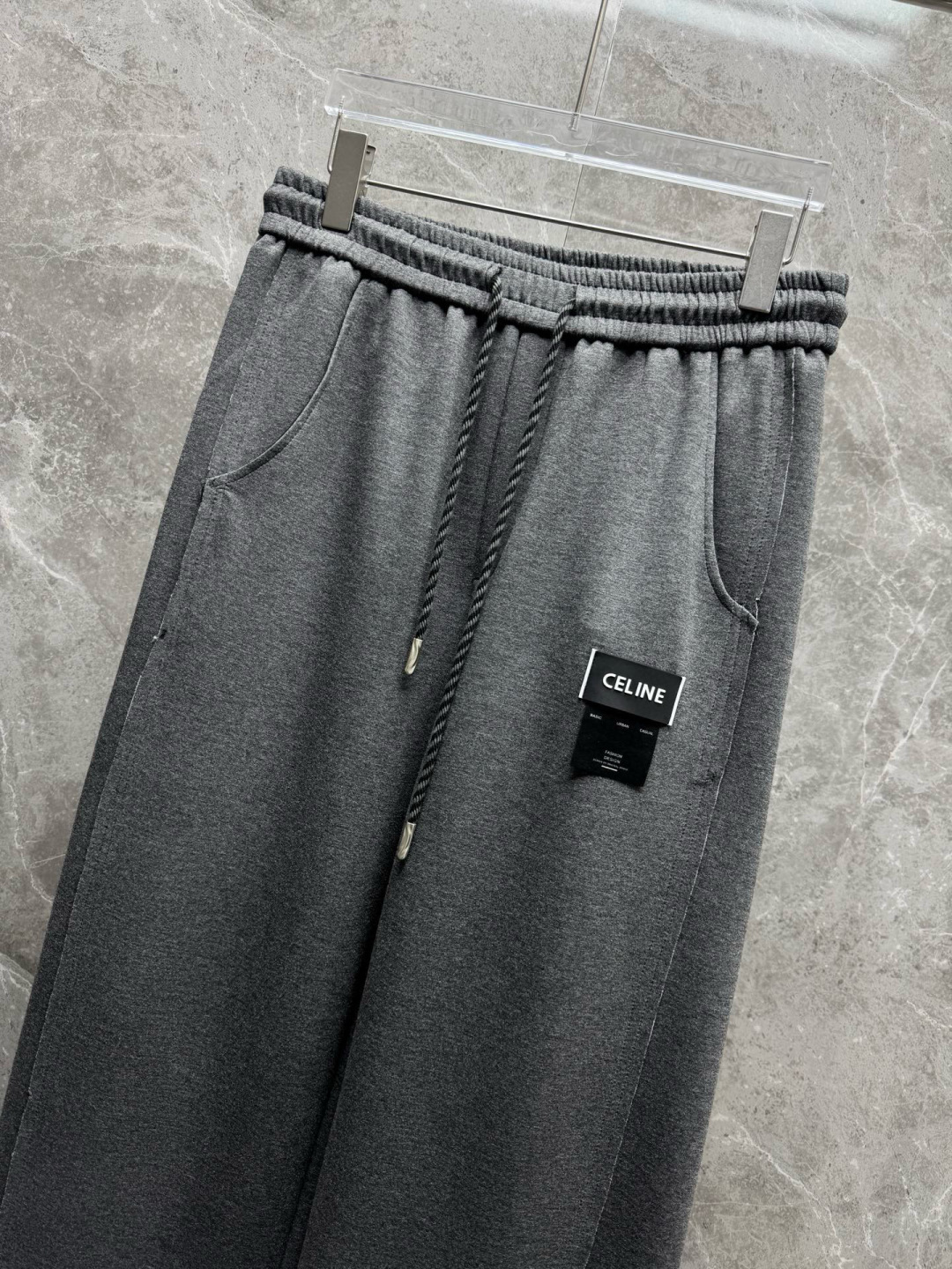 
赛琳🔥新款长裤！采用空气层面料，高弹亲肤舒适细腻，久穿不变形不起皱，耐穿性能强。腰部松紧带抽绳设计，车