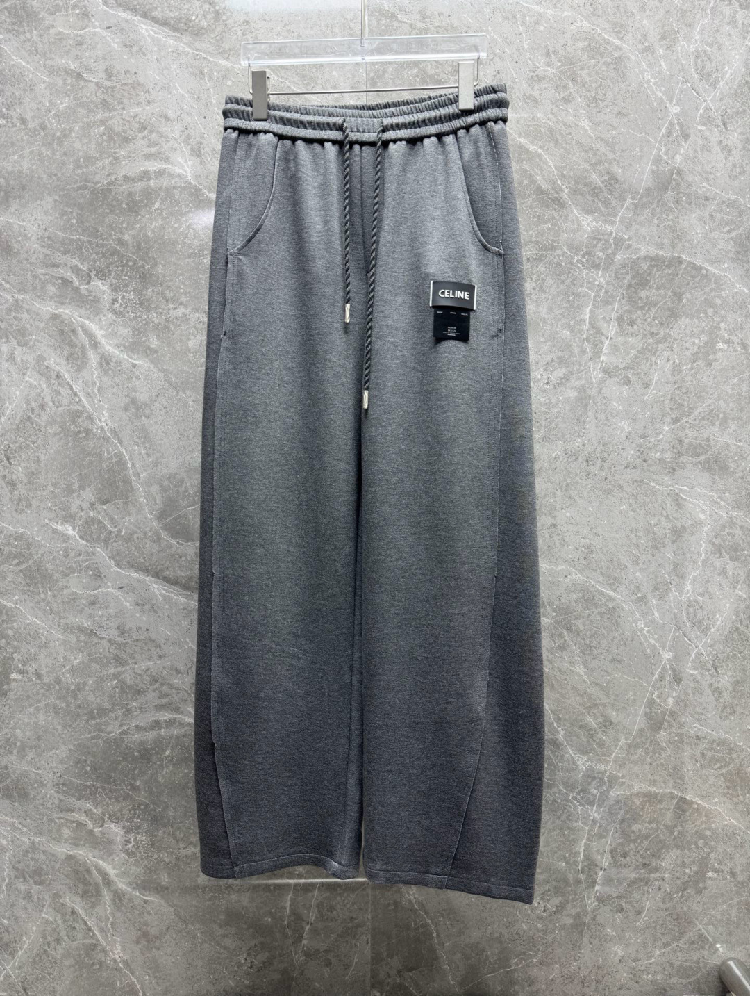 
赛琳🔥新款长裤！采用空气层面料，高弹亲肤舒适细腻，久穿不变形不起皱，耐穿性能强。腰部松紧带抽绳设计，车