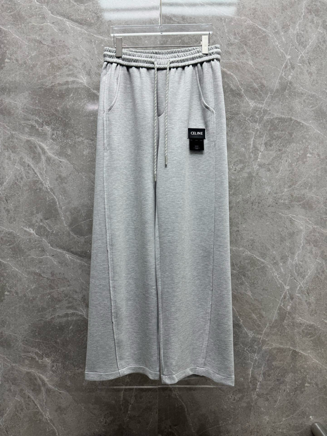 
赛琳🔥新款长裤！采用空气层面料，高弹亲肤舒适细腻，久穿不变形不起皱，耐穿性能强。腰部松紧带抽绳设计，车