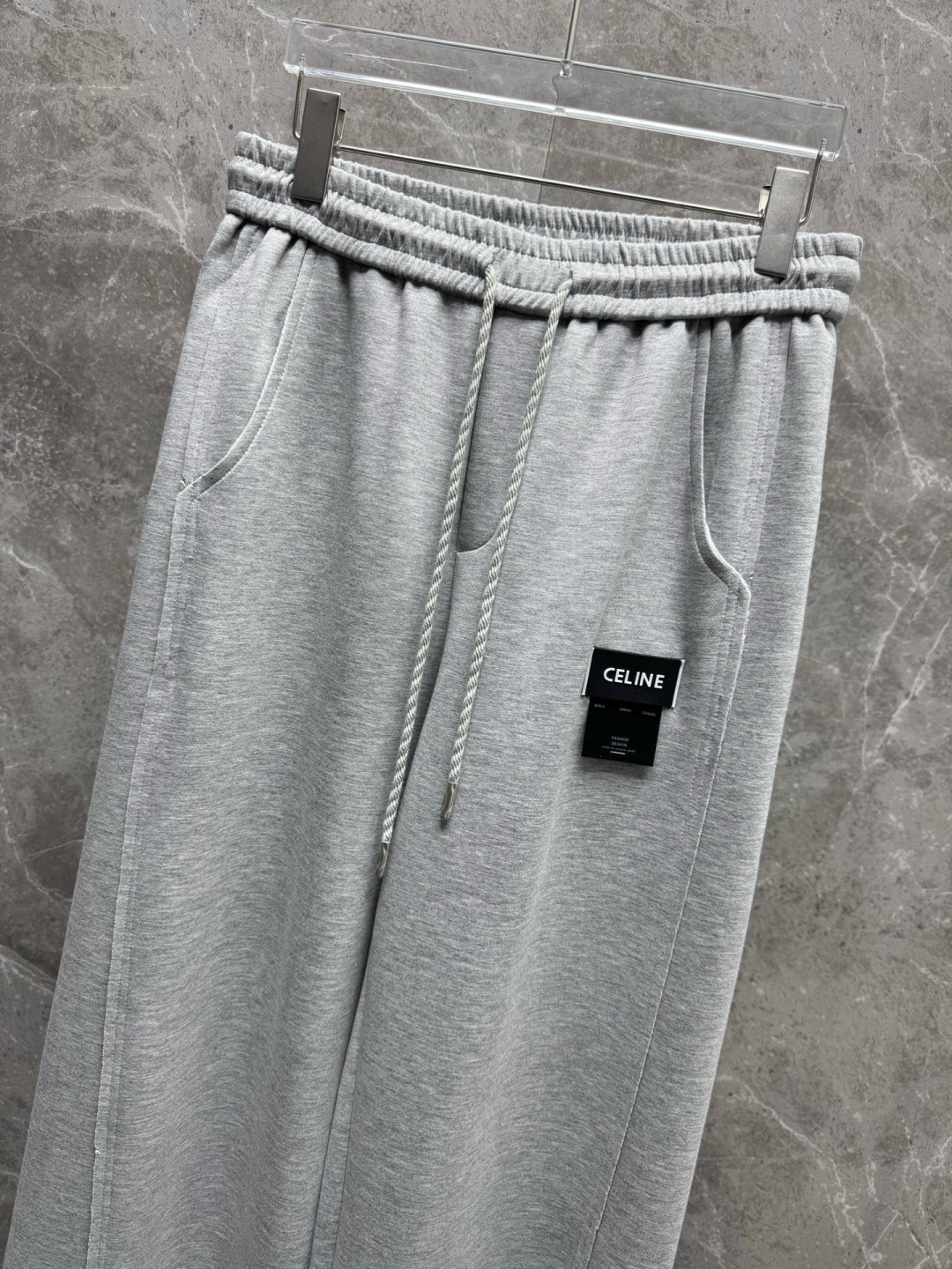 
赛琳🔥新款长裤！采用空气层面料，高弹亲肤舒适细腻，久穿不变形不起皱，耐穿性能强。腰部松紧带抽绳设计，车