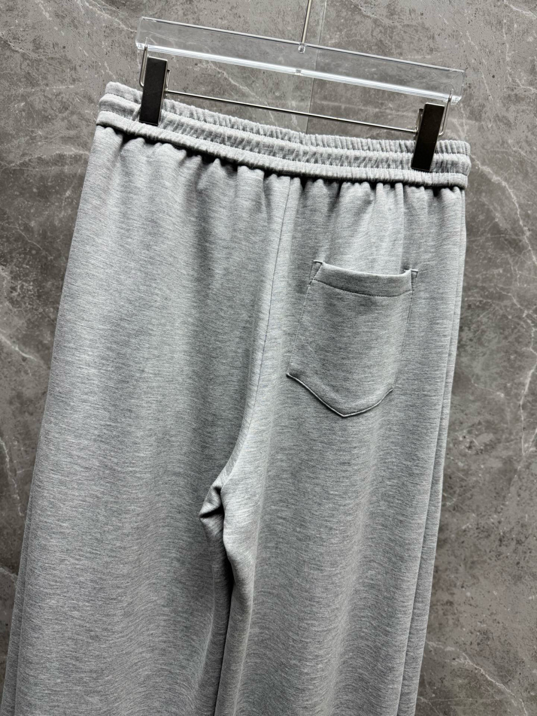 
赛琳🔥新款长裤！采用空气层面料，高弹亲肤舒适细腻，久穿不变形不起皱，耐穿性能强。腰部松紧带抽绳设计，车