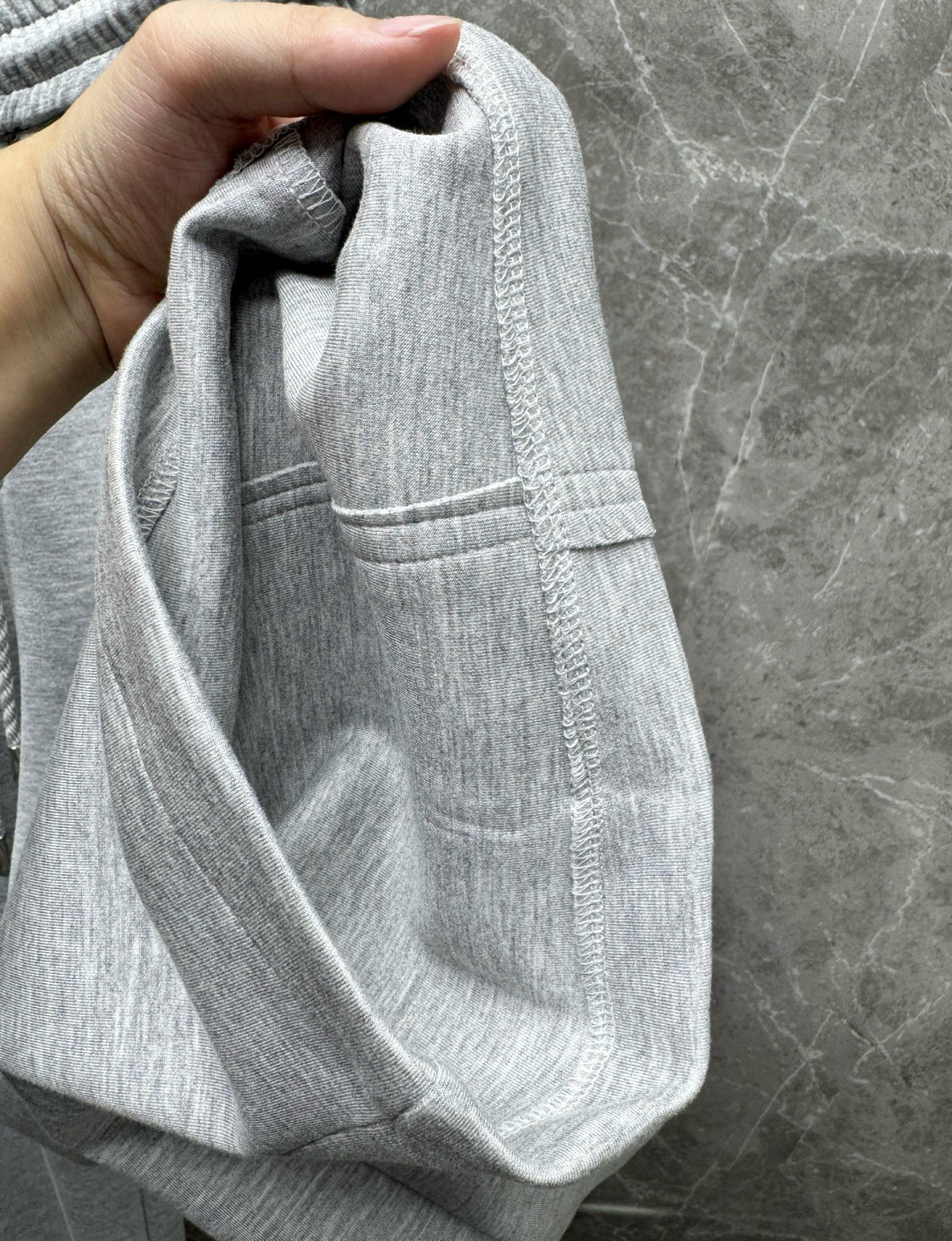 
赛琳🔥新款长裤！采用空气层面料，高弹亲肤舒适细腻，久穿不变形不起皱，耐穿性能强。腰部松紧带抽绳设计，车