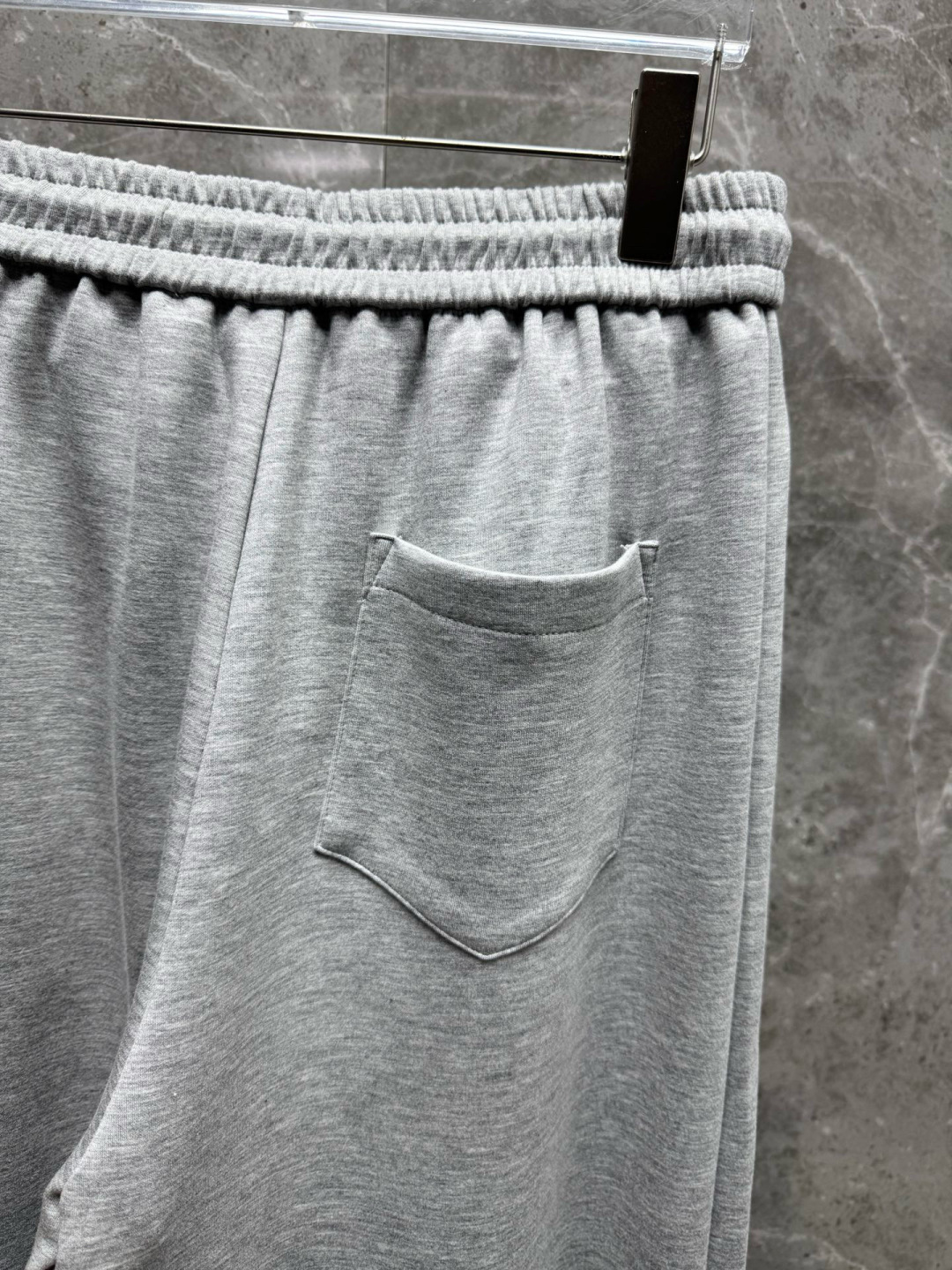 
赛琳🔥新款长裤！采用空气层面料，高弹亲肤舒适细腻，久穿不变形不起皱，耐穿性能强。腰部松紧带抽绳设计，车