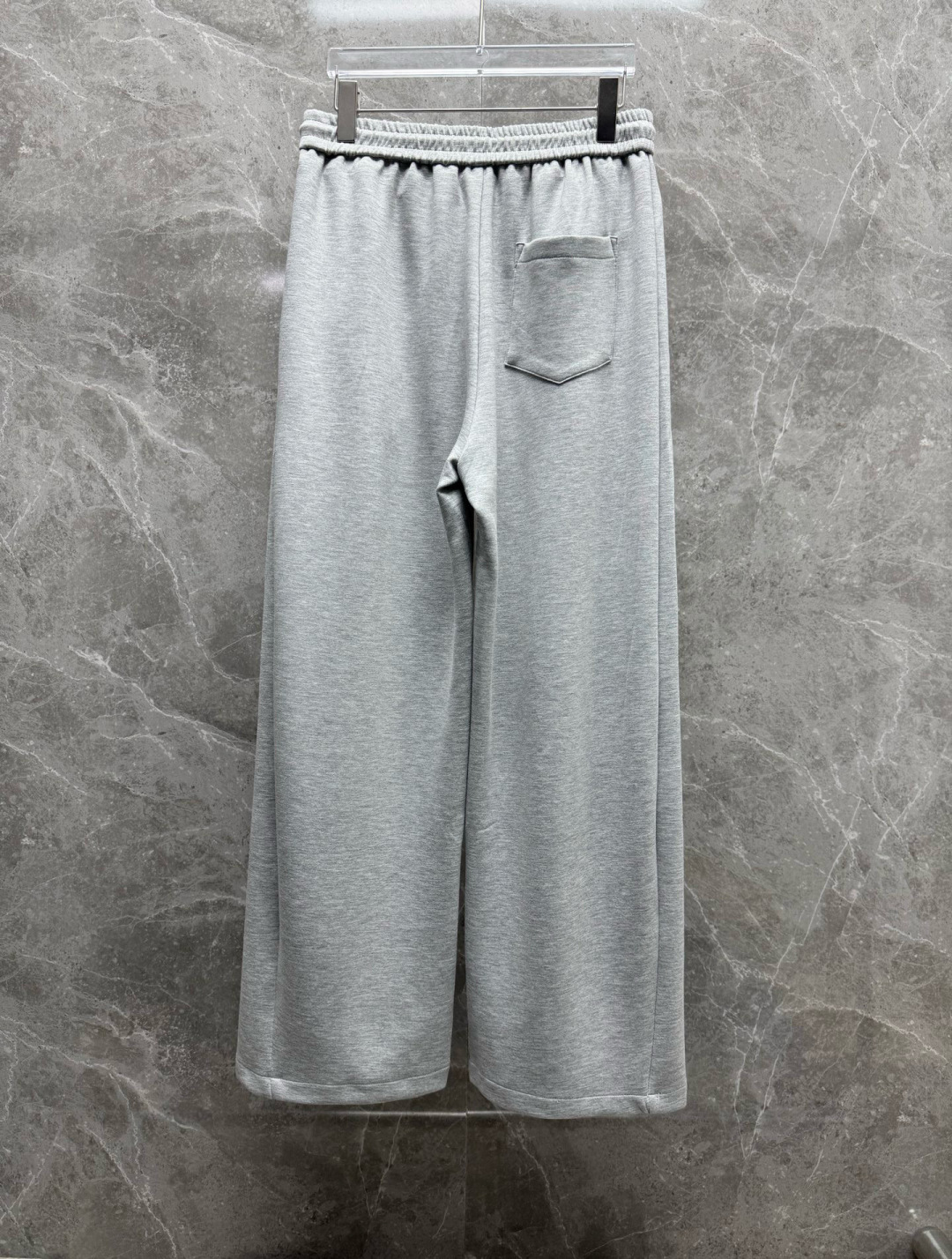 
赛琳🔥新款长裤！采用空气层面料，高弹亲肤舒适细腻，久穿不变形不起皱，耐穿性能强。腰部松紧带抽绳设计，车