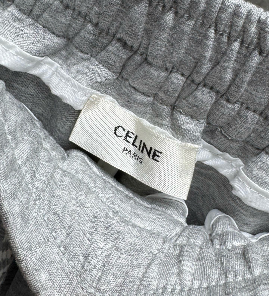 
赛琳🔥新款长裤！采用空气层面料，高弹亲肤舒适细腻，久穿不变形不起皱，耐穿性能强。腰部松紧带抽绳设计，车