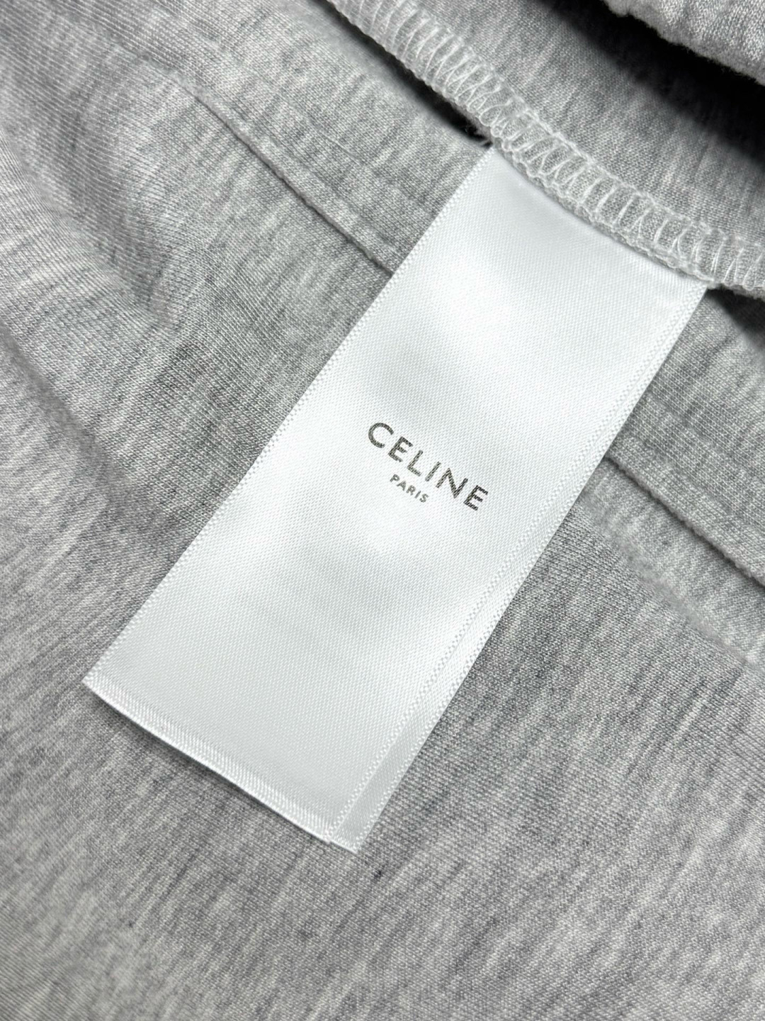 
赛琳🔥新款长裤！采用空气层面料，高弹亲肤舒适细腻，久穿不变形不起皱，耐穿性能强。腰部松紧带抽绳设计，车