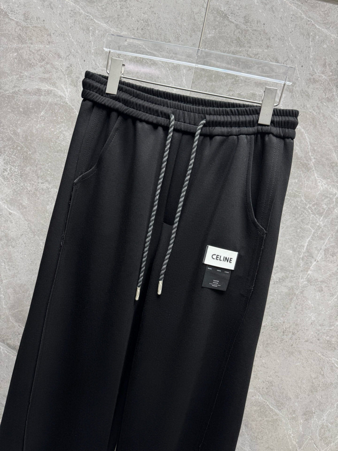 
赛琳🔥新款长裤！采用空气层面料，高弹亲肤舒适细腻，久穿不变形不起皱，耐穿性能强。腰部松紧带抽绳设计，车