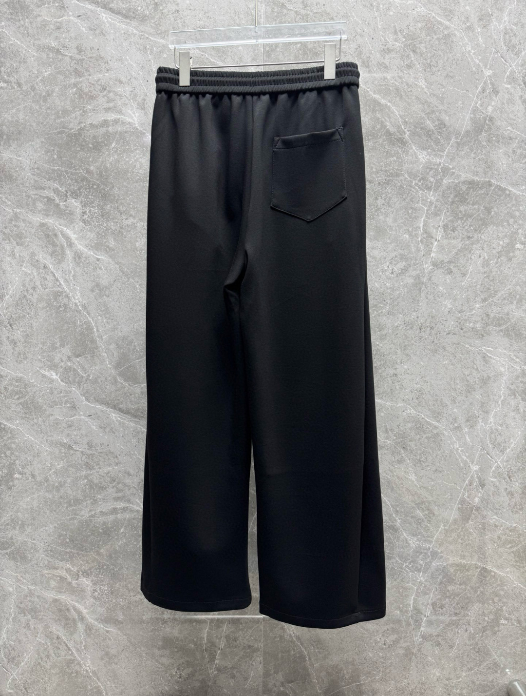 
赛琳🔥新款长裤！采用空气层面料，高弹亲肤舒适细腻，久穿不变形不起皱，耐穿性能强。腰部松紧带抽绳设计，车