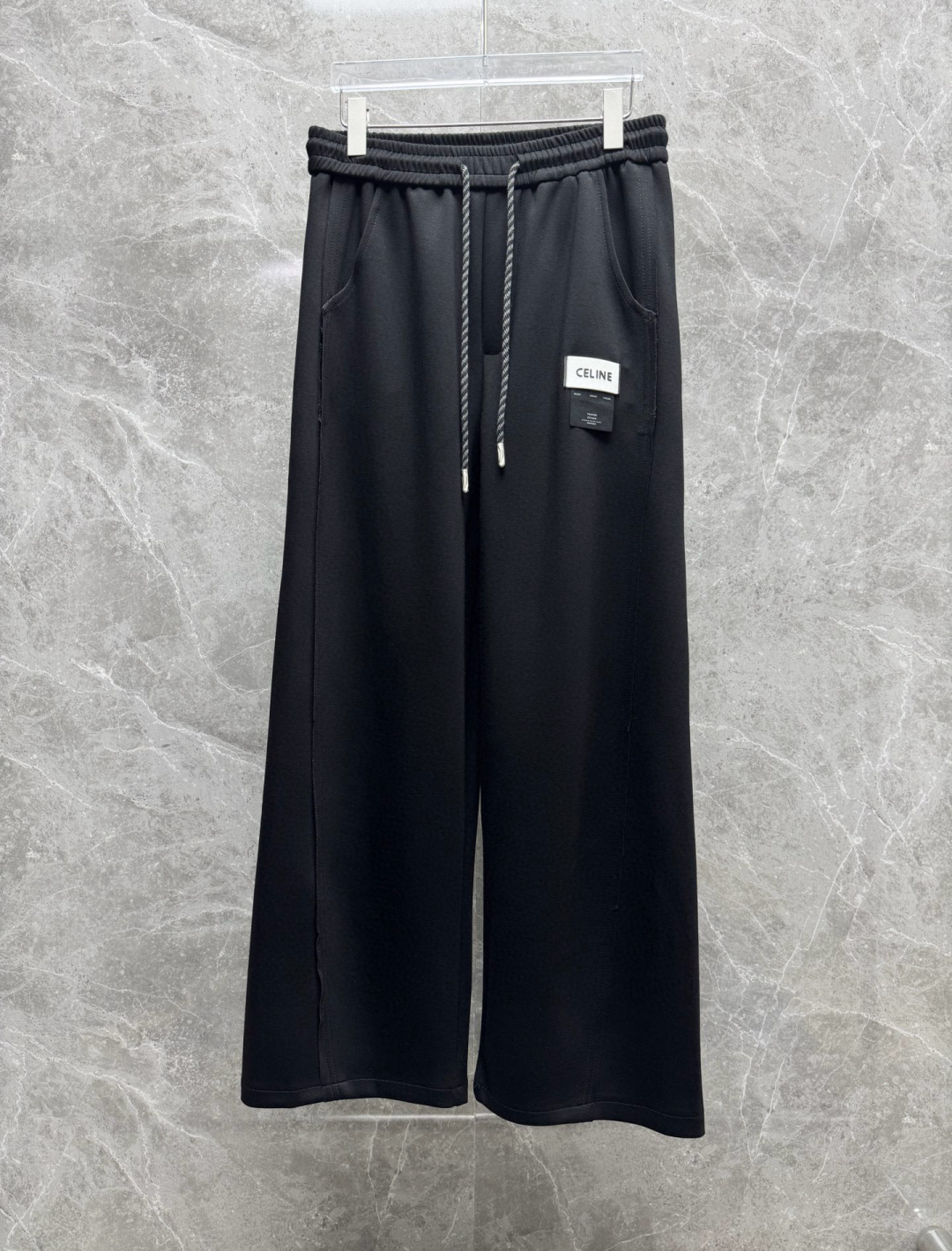 
赛琳🔥新款长裤！采用空气层面料，高弹亲肤舒适细腻，久穿不变形不起皱，耐穿性能强。腰部松紧带抽绳设计，车