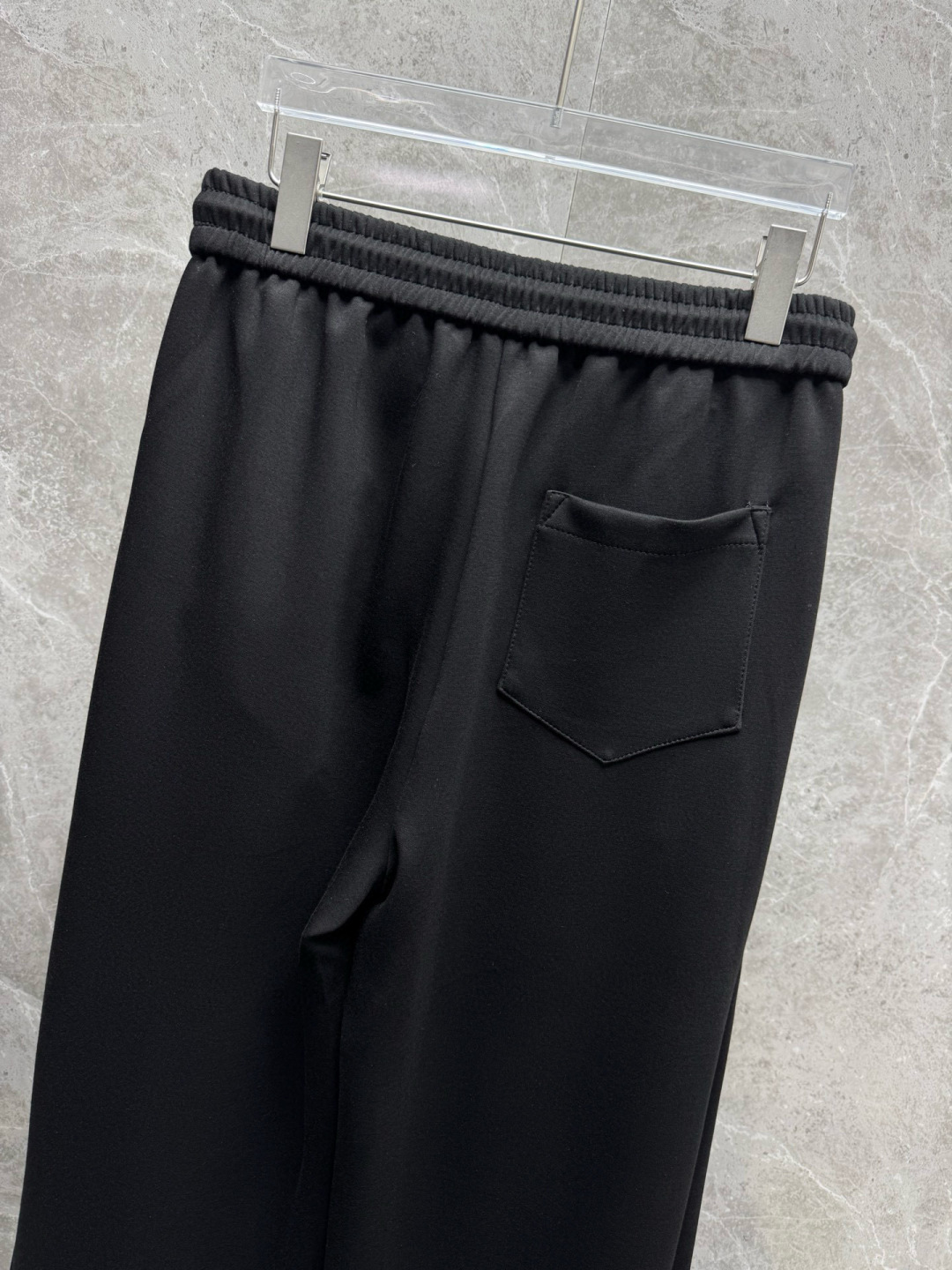 
赛琳🔥新款长裤！采用空气层面料，高弹亲肤舒适细腻，久穿不变形不起皱，耐穿性能强。腰部松紧带抽绳设计，车