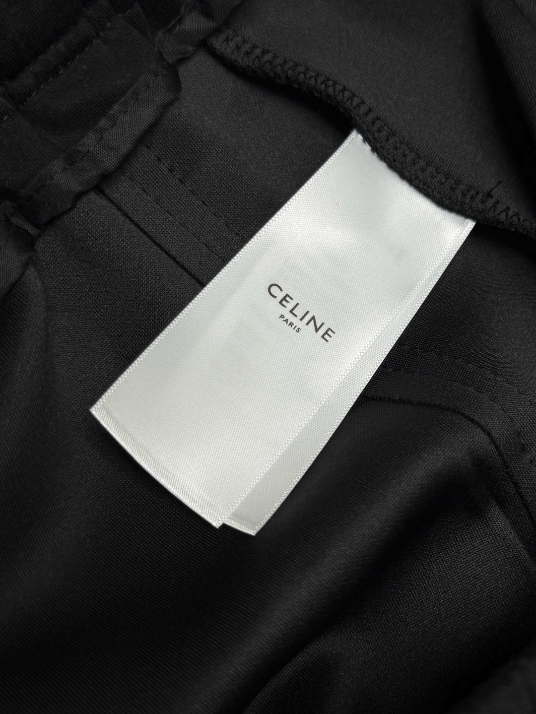 
赛琳🔥新款长裤！采用空气层面料，高弹亲肤舒适细腻，久穿不变形不起皱，耐穿性能强。腰部松紧带抽绳设计，车