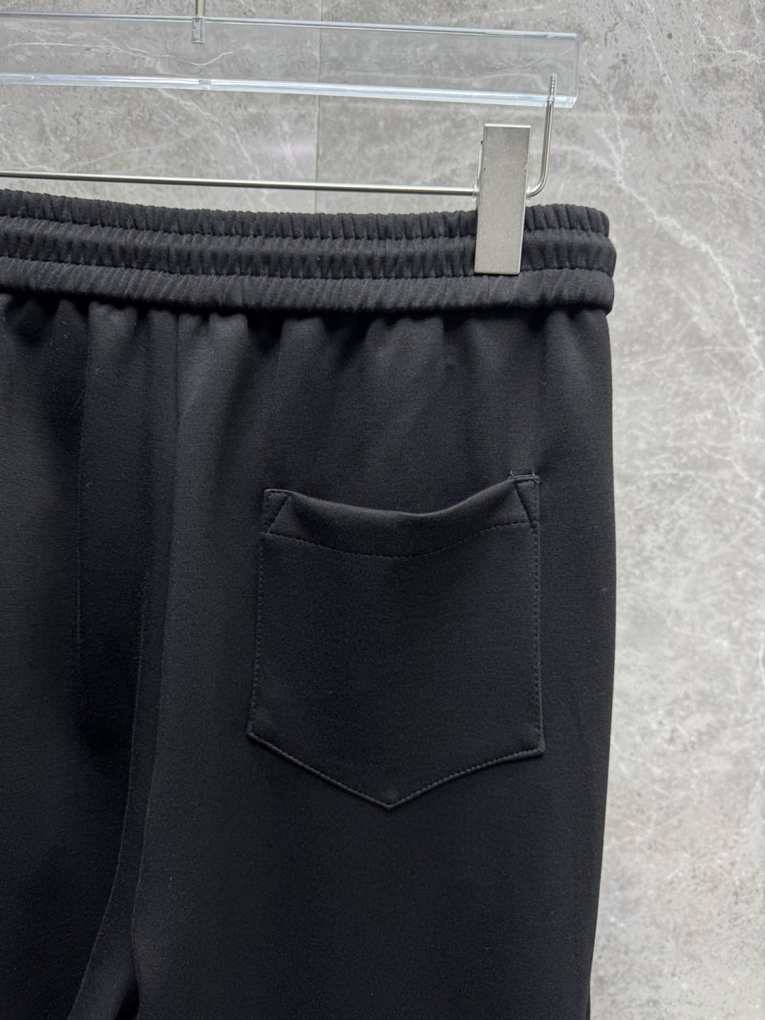 
赛琳🔥新款长裤！采用空气层面料，高弹亲肤舒适细腻，久穿不变形不起皱，耐穿性能强。腰部松紧带抽绳设计，车