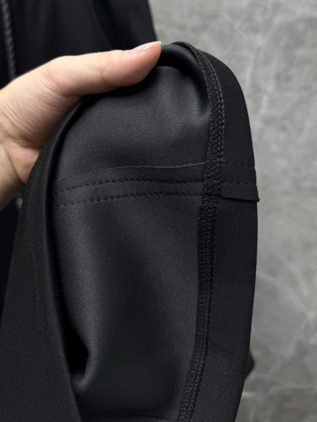 
赛琳🔥新款长裤！采用空气层面料，高弹亲肤舒适细腻，久穿不变形不起皱，耐穿性能强。腰部松紧带抽绳设计，车