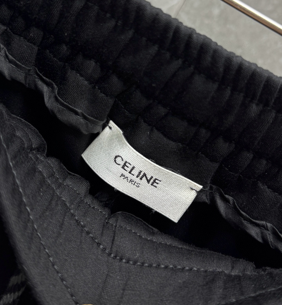 
赛琳🔥新款长裤！采用空气层面料，高弹亲肤舒适细腻，久穿不变形不起皱，耐穿性能强。腰部松紧带抽绳设计，车