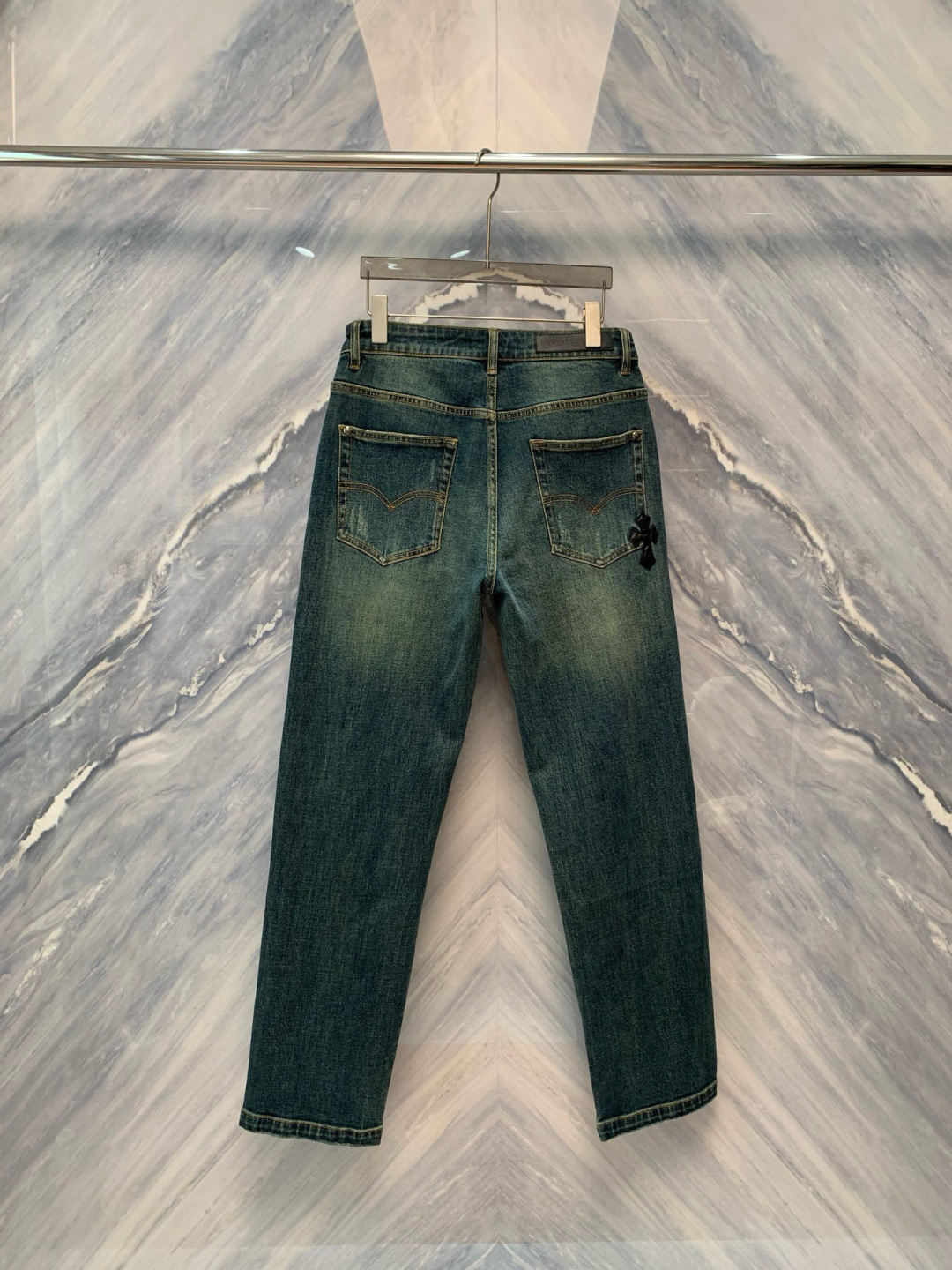  
25早秋新品东京银座限定发售的男士直筒弹力牛仔裤，以其独特的细节设计彰显着高级与奢华。牛仔裤采用优质