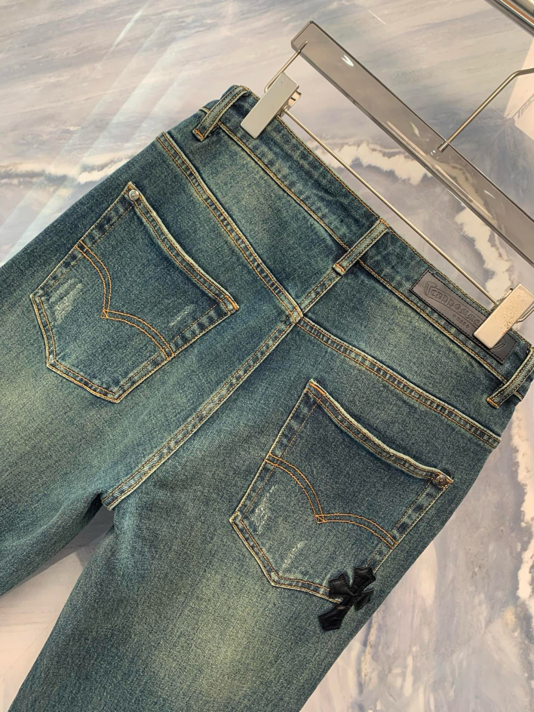  
25早秋新品东京银座限定发售的男士直筒弹力牛仔裤，以其独特的细节设计彰显着高级与奢华。牛仔裤采用优质