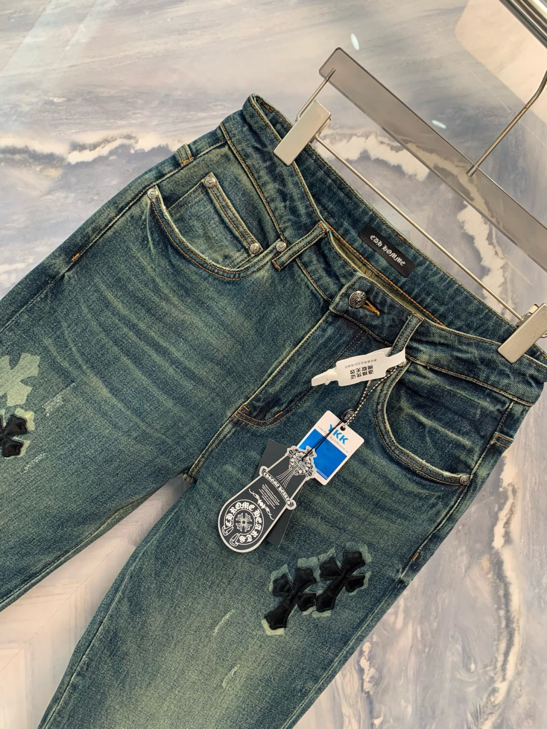  
25早秋新品东京银座限定发售的男士直筒弹力牛仔裤，以其独特的细节设计彰显着高级与奢华。牛仔裤采用优质