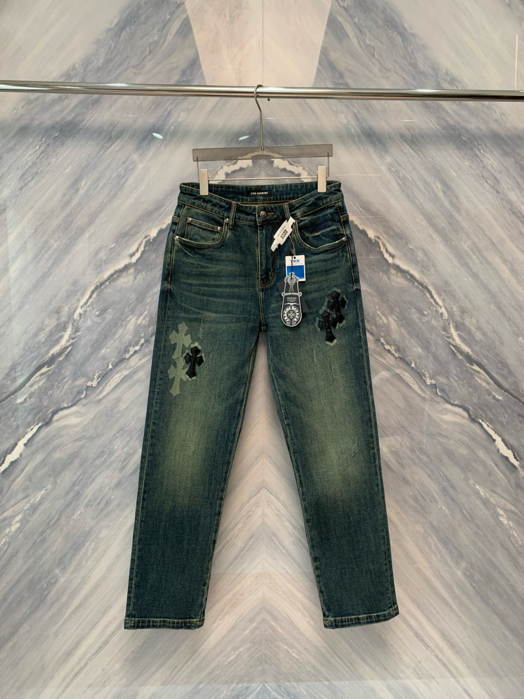  
25早秋新品东京银座限定发售的男士直筒弹力牛仔裤，以其独特的细节设计彰显着高级与奢华。牛仔裤采用优质