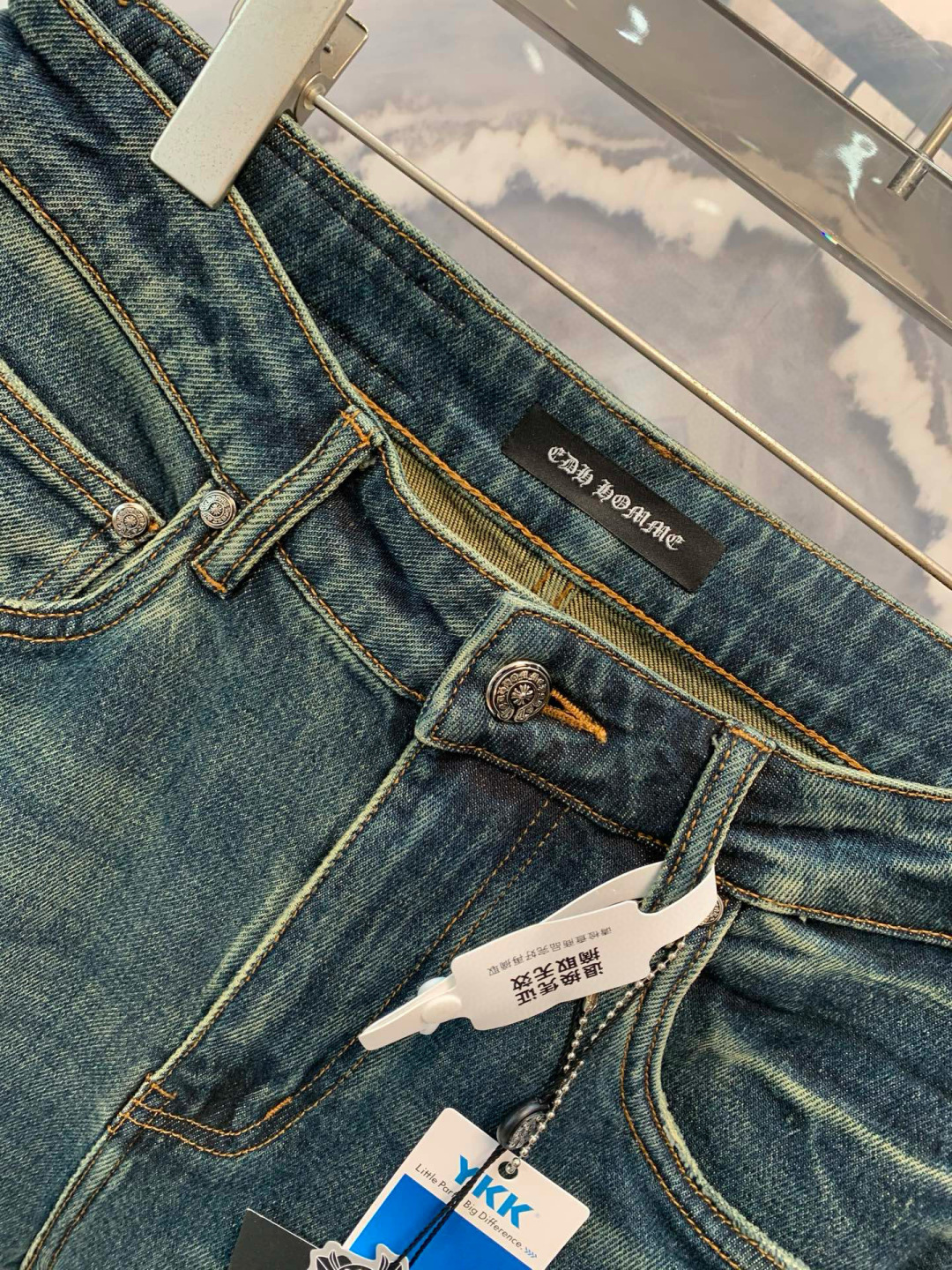  
25早秋新品东京银座限定发售的男士直筒弹力牛仔裤，以其独特的细节设计彰显着高级与奢华。牛仔裤采用优质