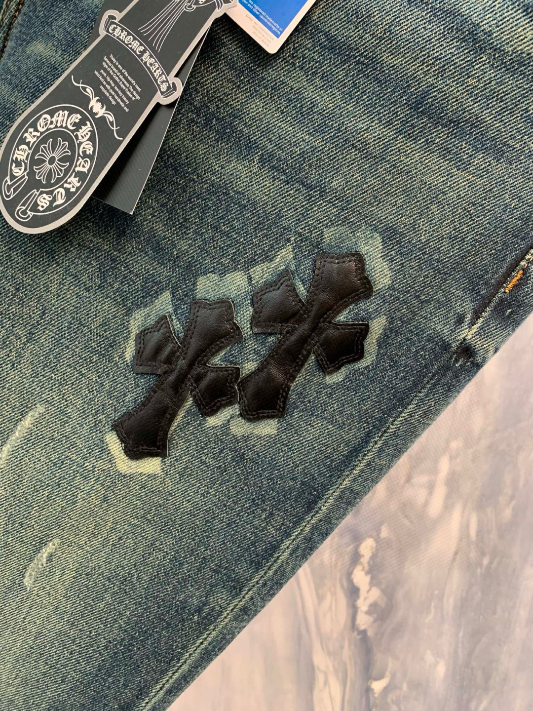  
25早秋新品东京银座限定发售的男士直筒弹力牛仔裤，以其独特的细节设计彰显着高级与奢华。牛仔裤采用优质