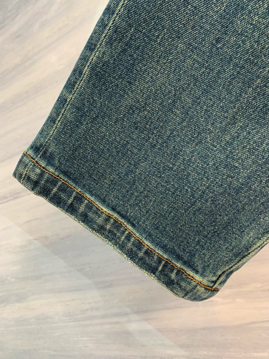  
25早秋新品东京银座限定发售的男士直筒弹力牛仔裤，以其独特的细节设计彰显着高级与奢华。牛仔裤采用优质