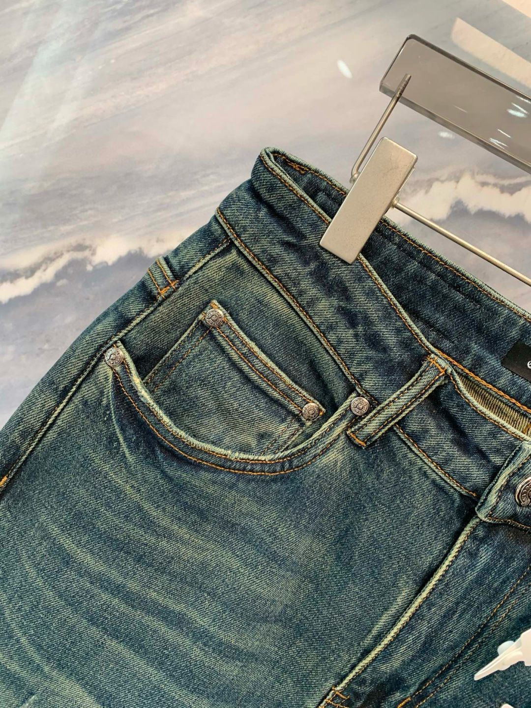  
25早秋新品东京银座限定发售的男士直筒弹力牛仔裤，以其独特的细节设计彰显着高级与奢华。牛仔裤采用优质