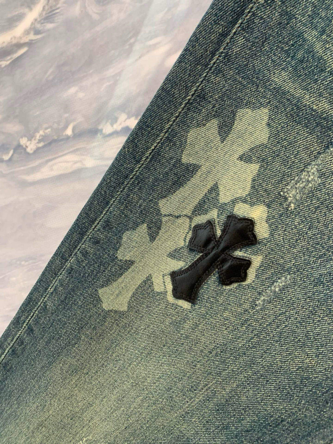  
25早秋新品东京银座限定发售的男士直筒弹力牛仔裤，以其独特的细节设计彰显着高级与奢华。牛仔裤采用优质