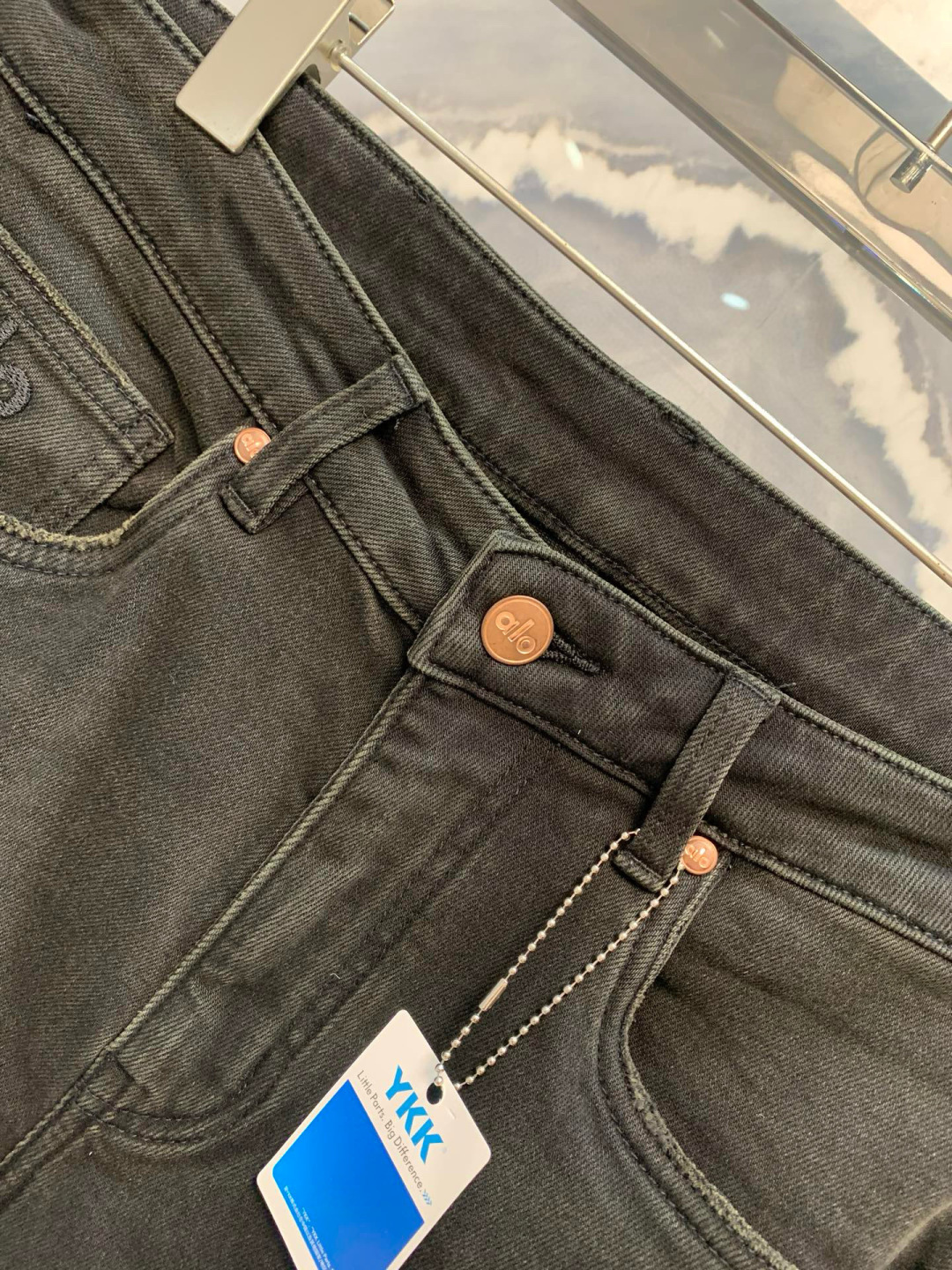 
 AIO专柜同步发售的早秋新品男士牛仔裤，以其精致的细节和卓越的品质，成为了时尚界的焦点。首先，牛仔裤