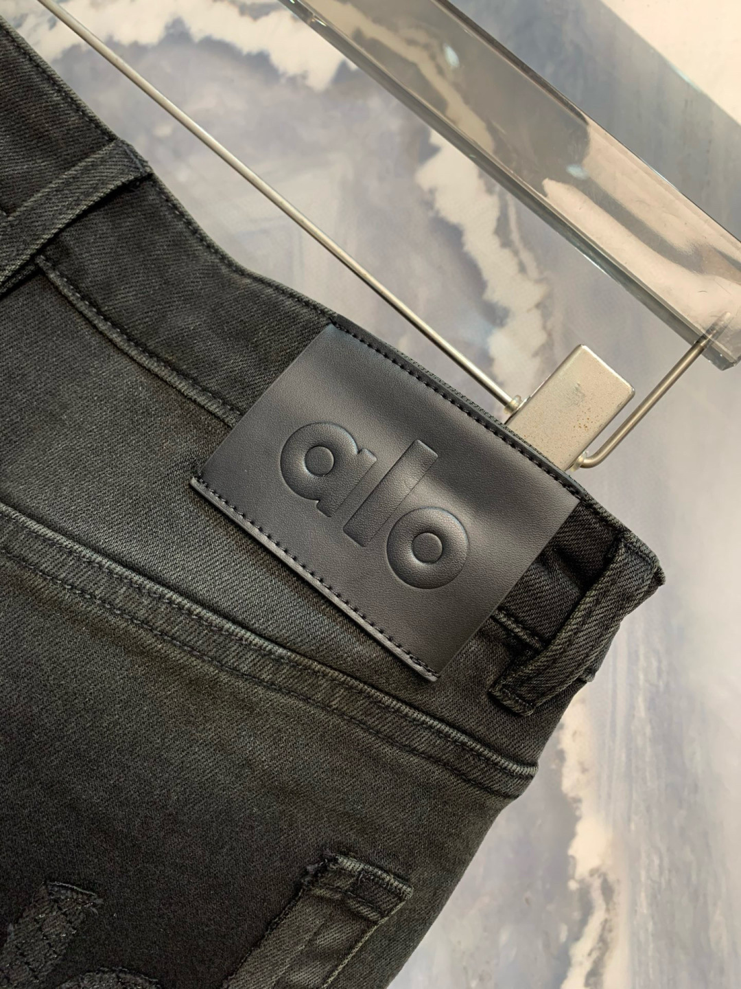 
 AIO专柜同步发售的早秋新品男士牛仔裤，以其精致的细节和卓越的品质，成为了时尚界的焦点。首先，牛仔裤