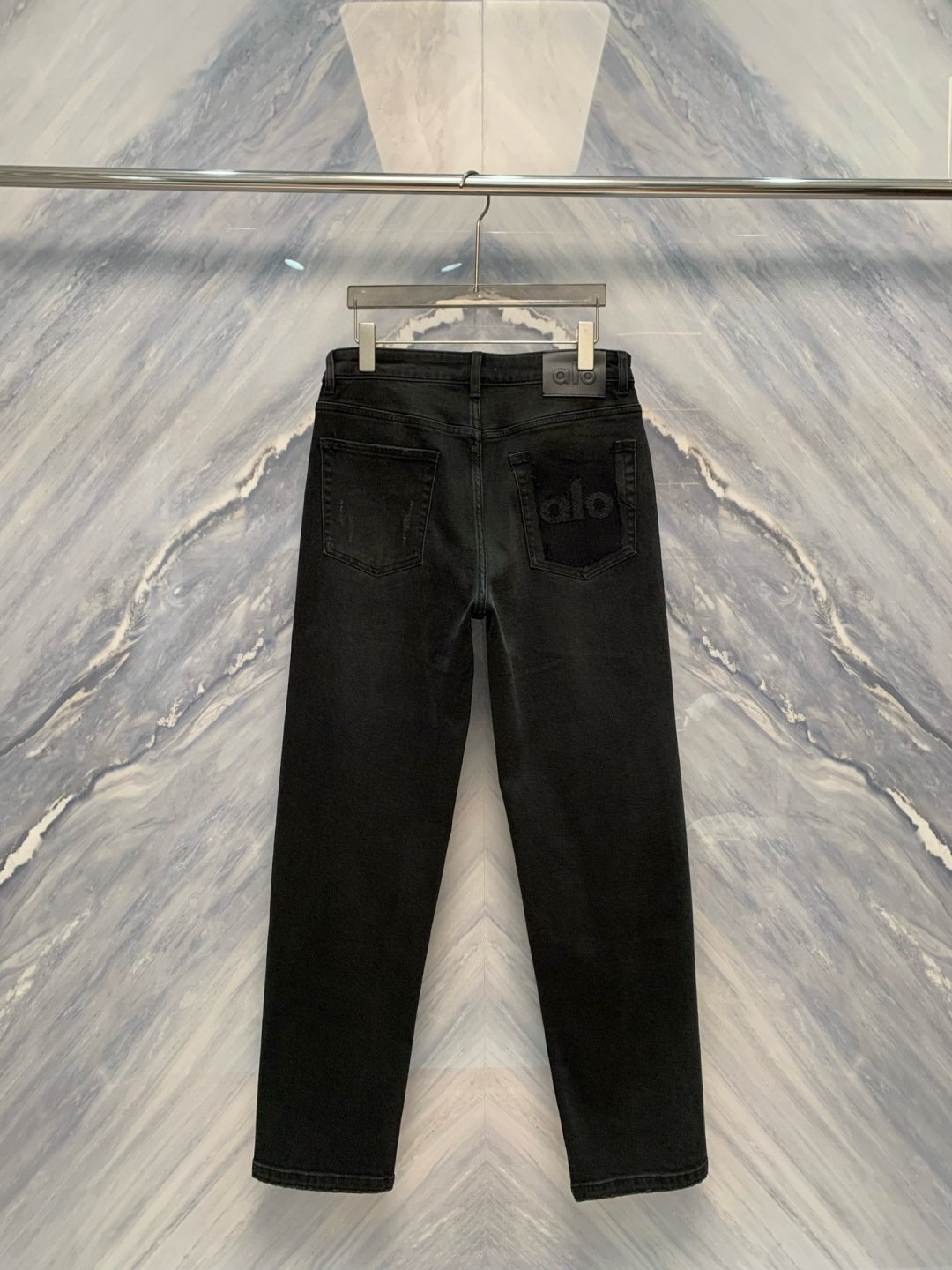 
 AIO专柜同步发售的早秋新品男士牛仔裤，以其精致的细节和卓越的品质，成为了时尚界的焦点。首先，牛仔裤