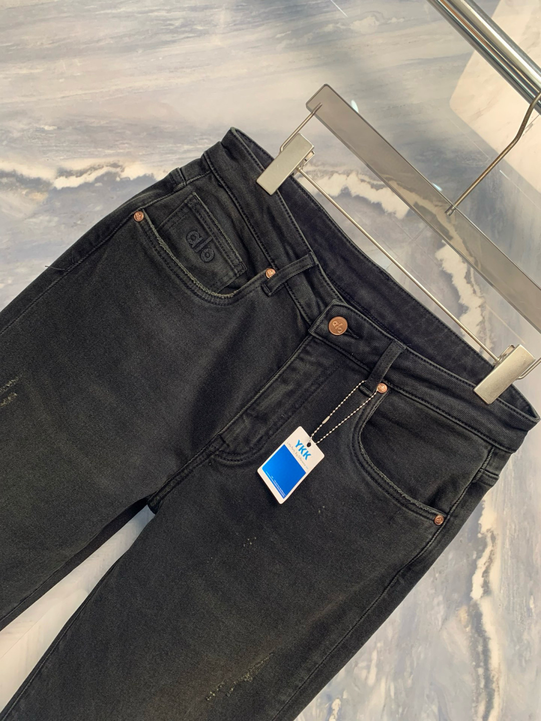 
 AIO专柜同步发售的早秋新品男士牛仔裤，以其精致的细节和卓越的品质，成为了时尚界的焦点。首先，牛仔裤