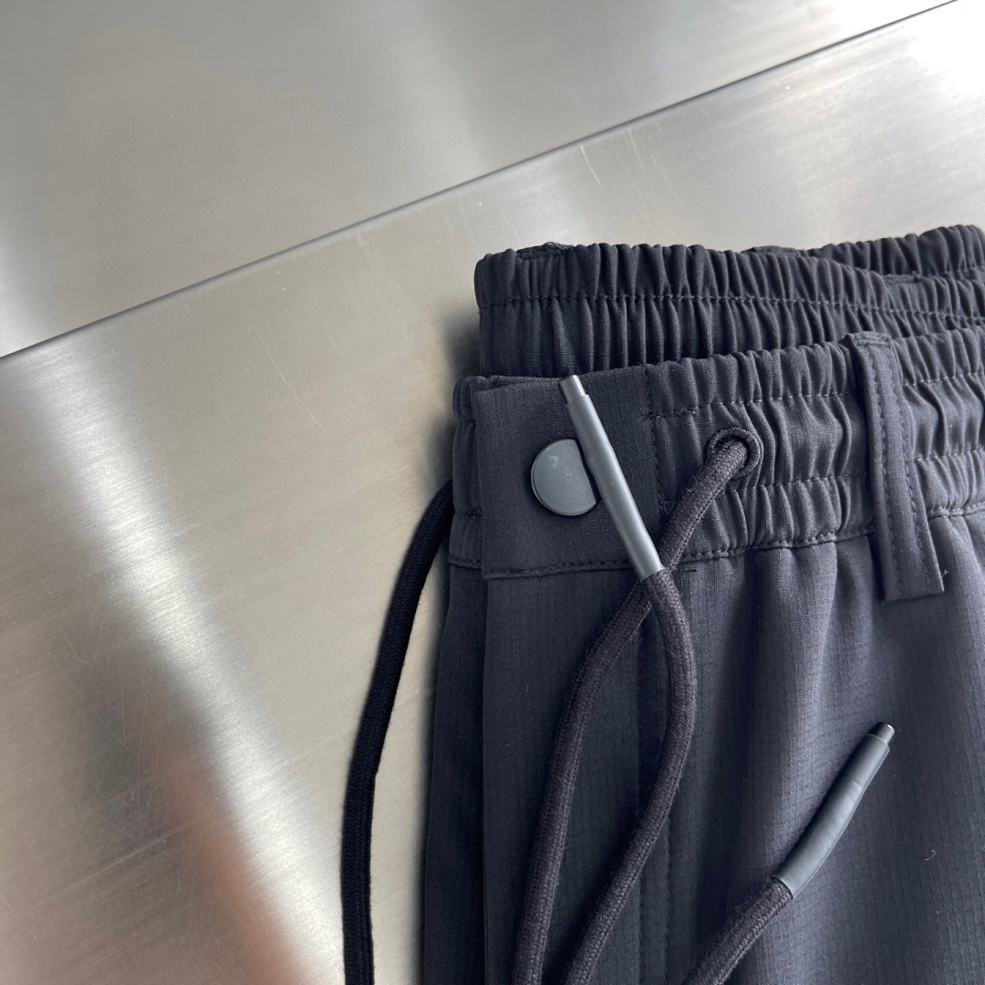 
Y-3 25ss新款休闲卫裤，工装风！
高级定制面料透气面料，细节无可挑剔，顶级辅料配备，原版logo