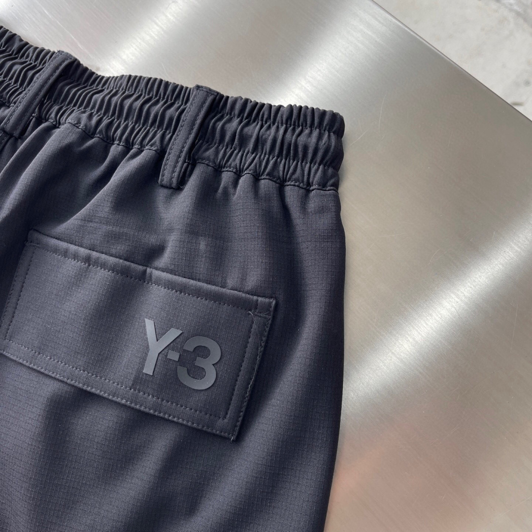 
Y-3 25ss新款休闲卫裤，工装风！
高级定制面料透气面料，细节无可挑剔，顶级辅料配备，原版logo