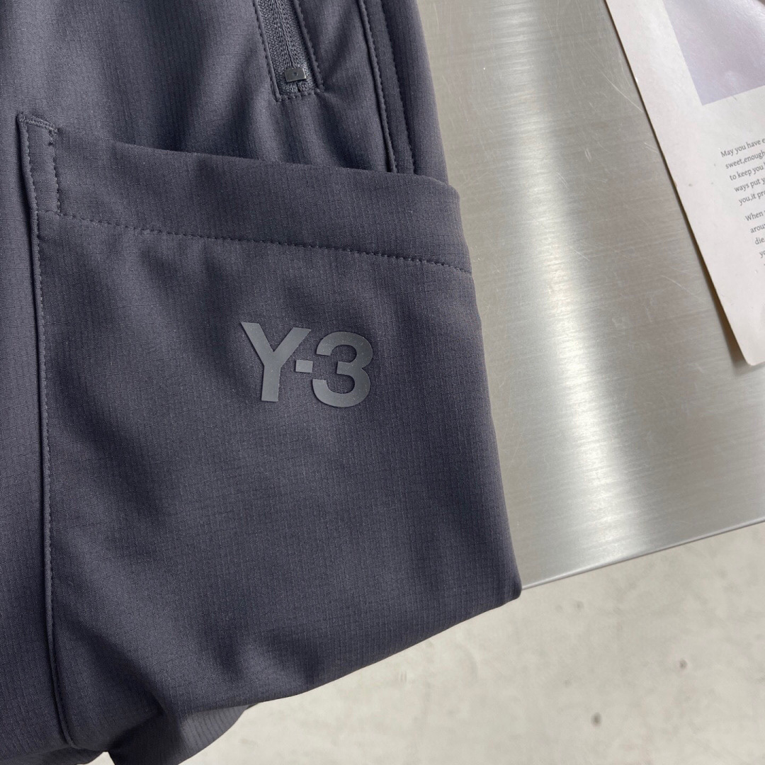 
Y-3 25ss新款休闲卫裤，工装风！
高级定制面料透气面料，细节无可挑剔，顶级辅料配备，原版logo