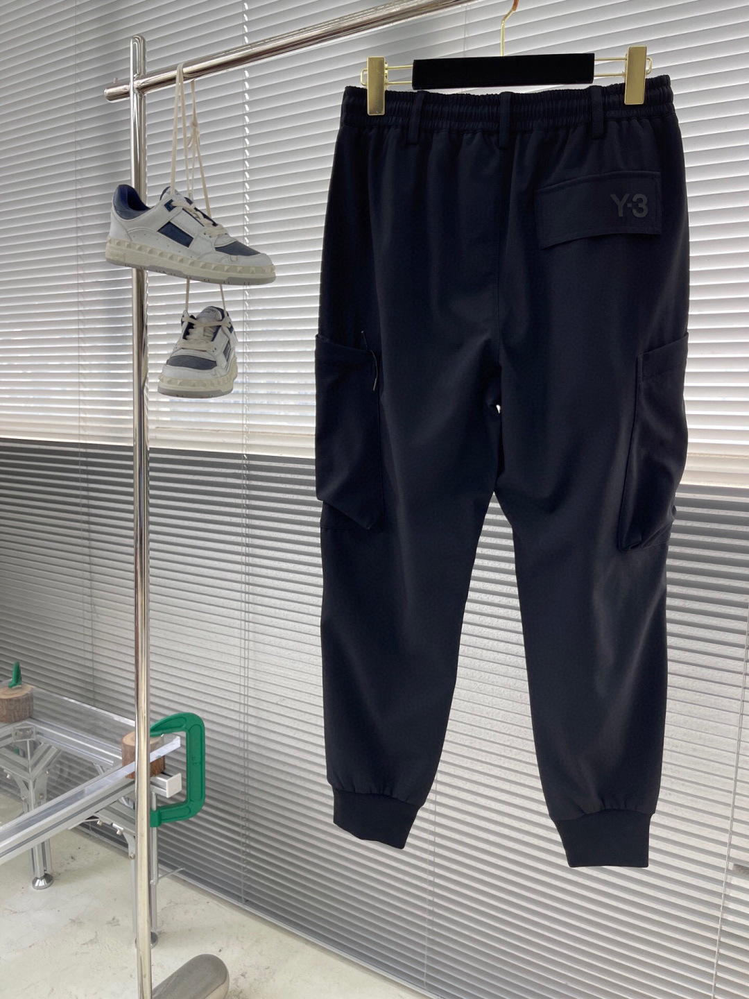 
Y-3 25ss新款休闲卫裤，工装风！
高级定制面料透气面料，细节无可挑剔，顶级辅料配备，原版logo