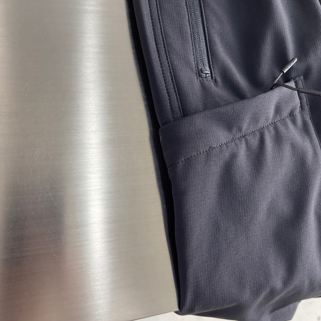 
Y-3 25ss新款休闲卫裤，工装风！
高级定制面料透气面料，细节无可挑剔，顶级辅料配备，原版logo