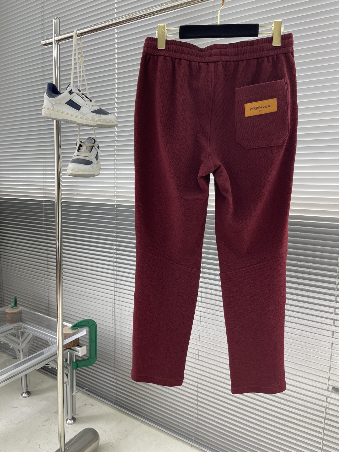 
驴牌   2025早秋款休闲卫裤

尺码：M-3XL
版型：直筒裤型
工艺：针织提花儿料 重榜梯极双面