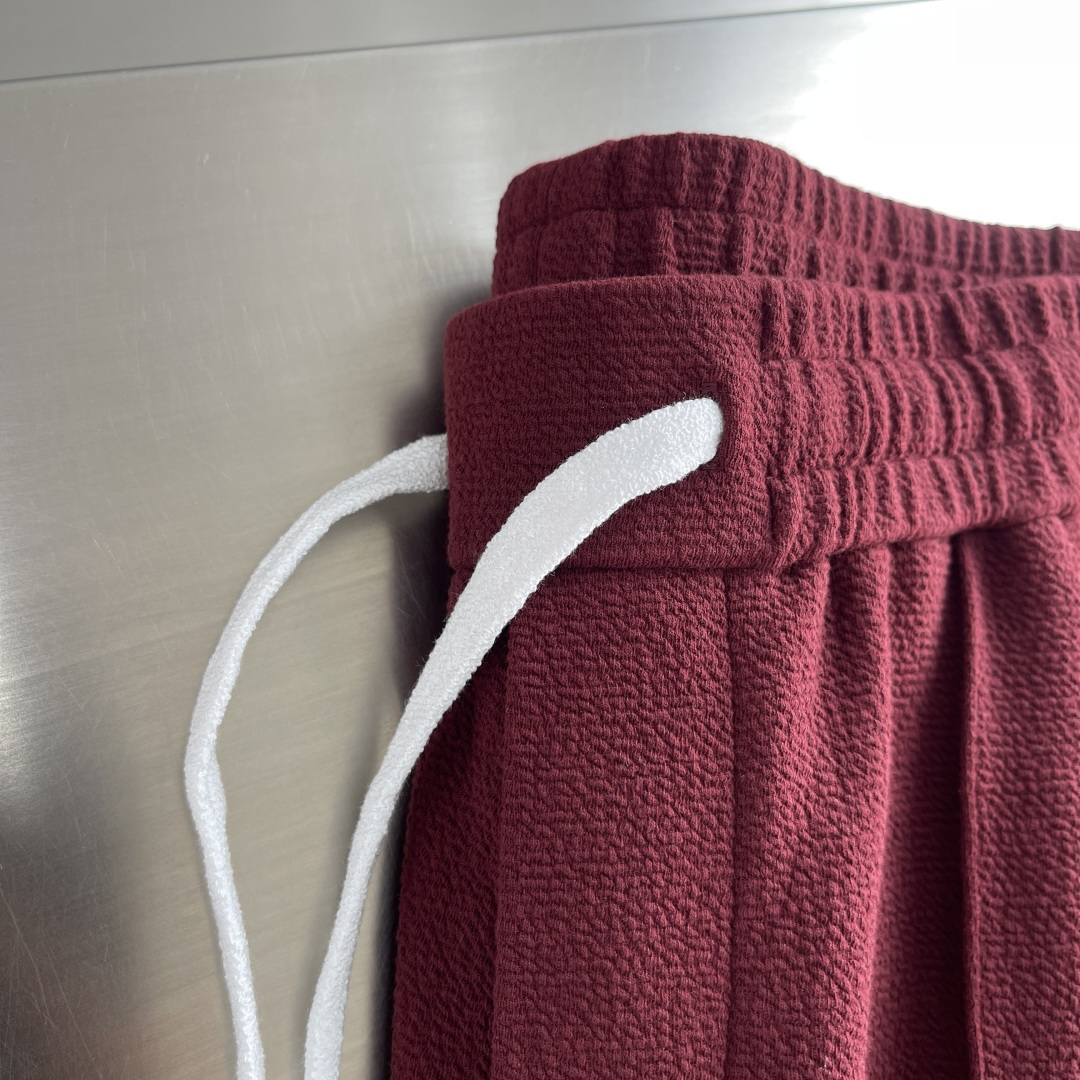 
驴牌   2025早秋款休闲卫裤

尺码：M-3XL
版型：直筒裤型
工艺：针织提花儿料 重榜梯极双面