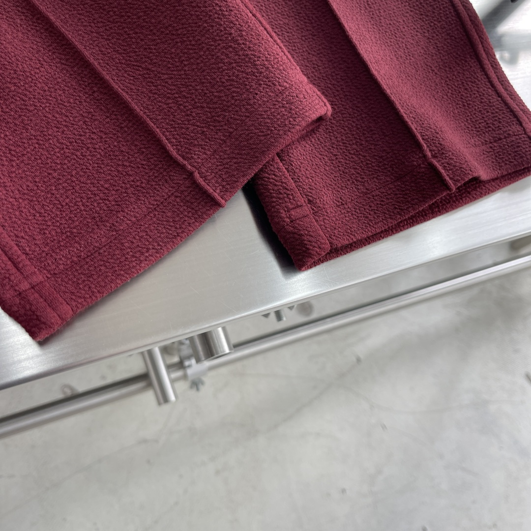 
驴牌   2025早秋款休闲卫裤

尺码：M-3XL
版型：直筒裤型
工艺：针织提花儿料 重榜梯极双面